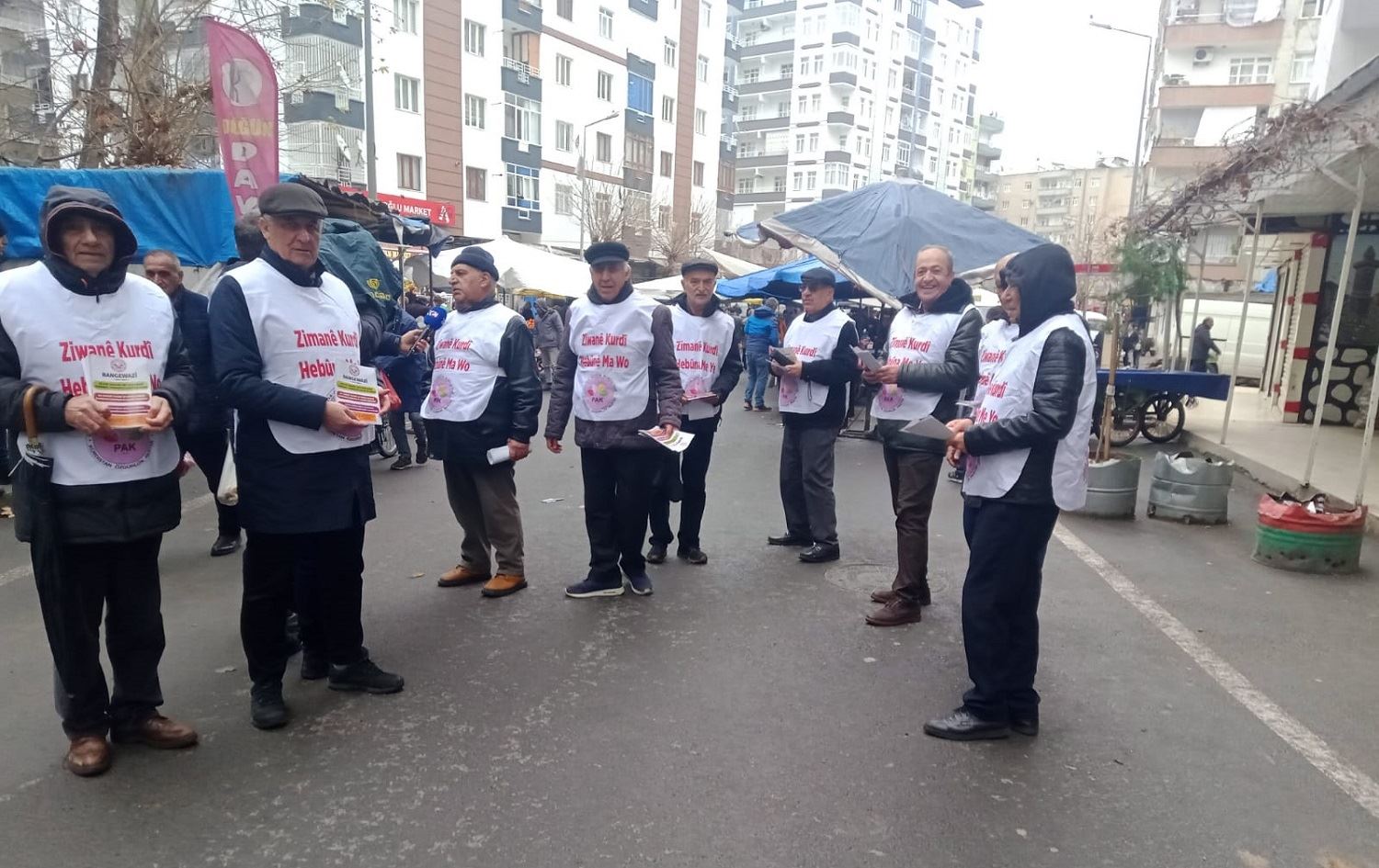 PAKê li Amedê ji bo hilbijartina dersa Kurdî broşur belav kirin