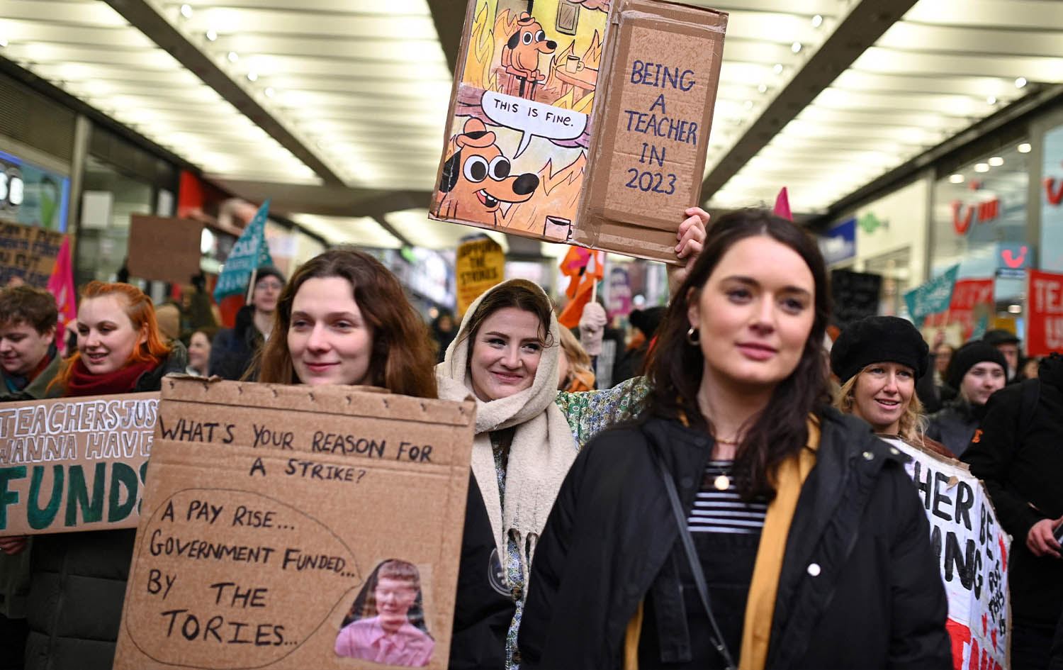 مامۆستایانی بەریتانیا دژی گرانیی نرخ و کەمیی مووچە خۆپێشاندان دەکەن