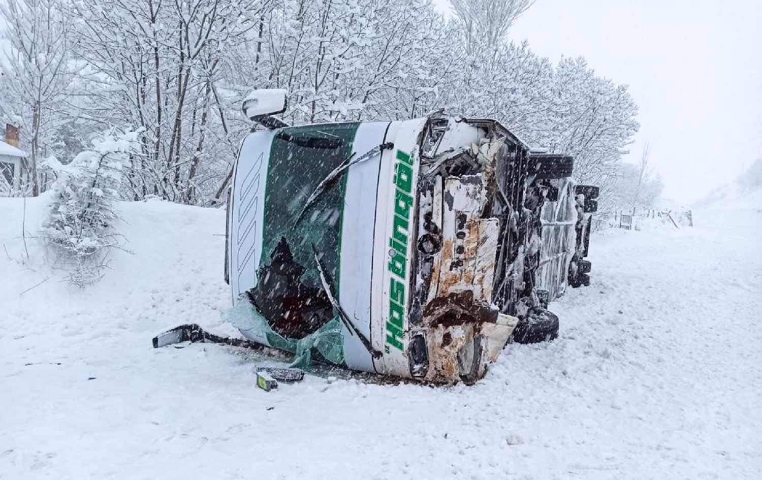 Li Çewligê otobûs wergeriya: 12 kes birîndar bûn