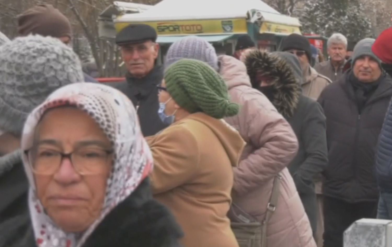 Enqere; Ji bo kirîna goştê erzan bi saetan ketin dorê