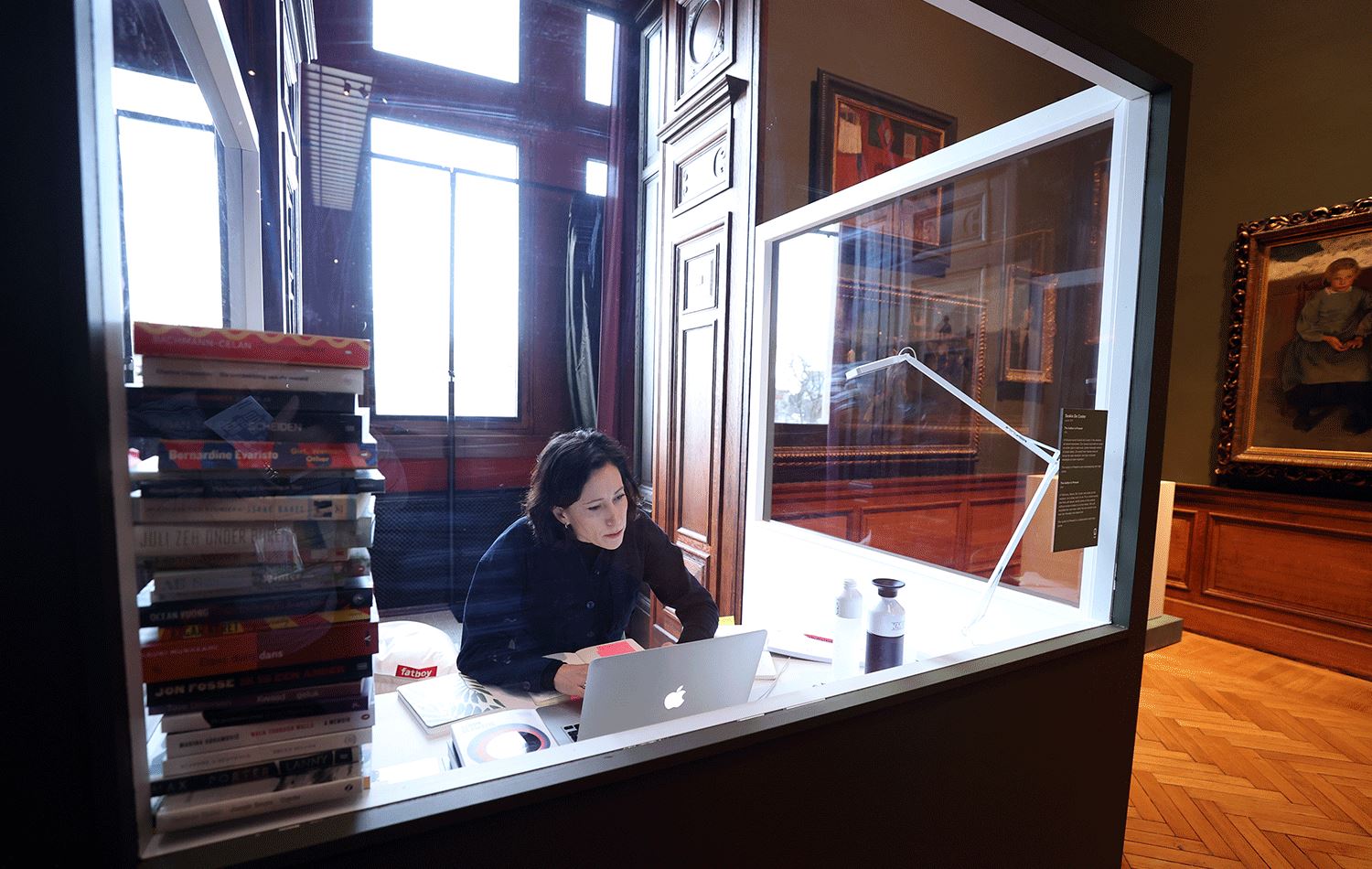 Kendisini cam odaya kapattı, 30 gün çıkmayacak