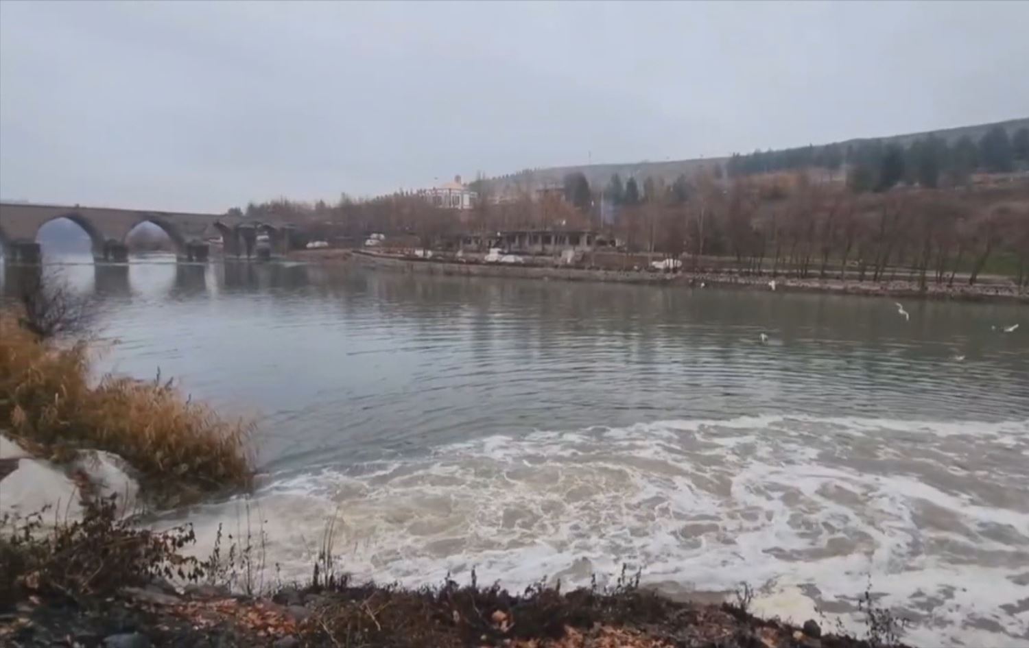 Ava pîs a Amedê ro dibe Çemê Dîcleyê; xelk nerazî ye