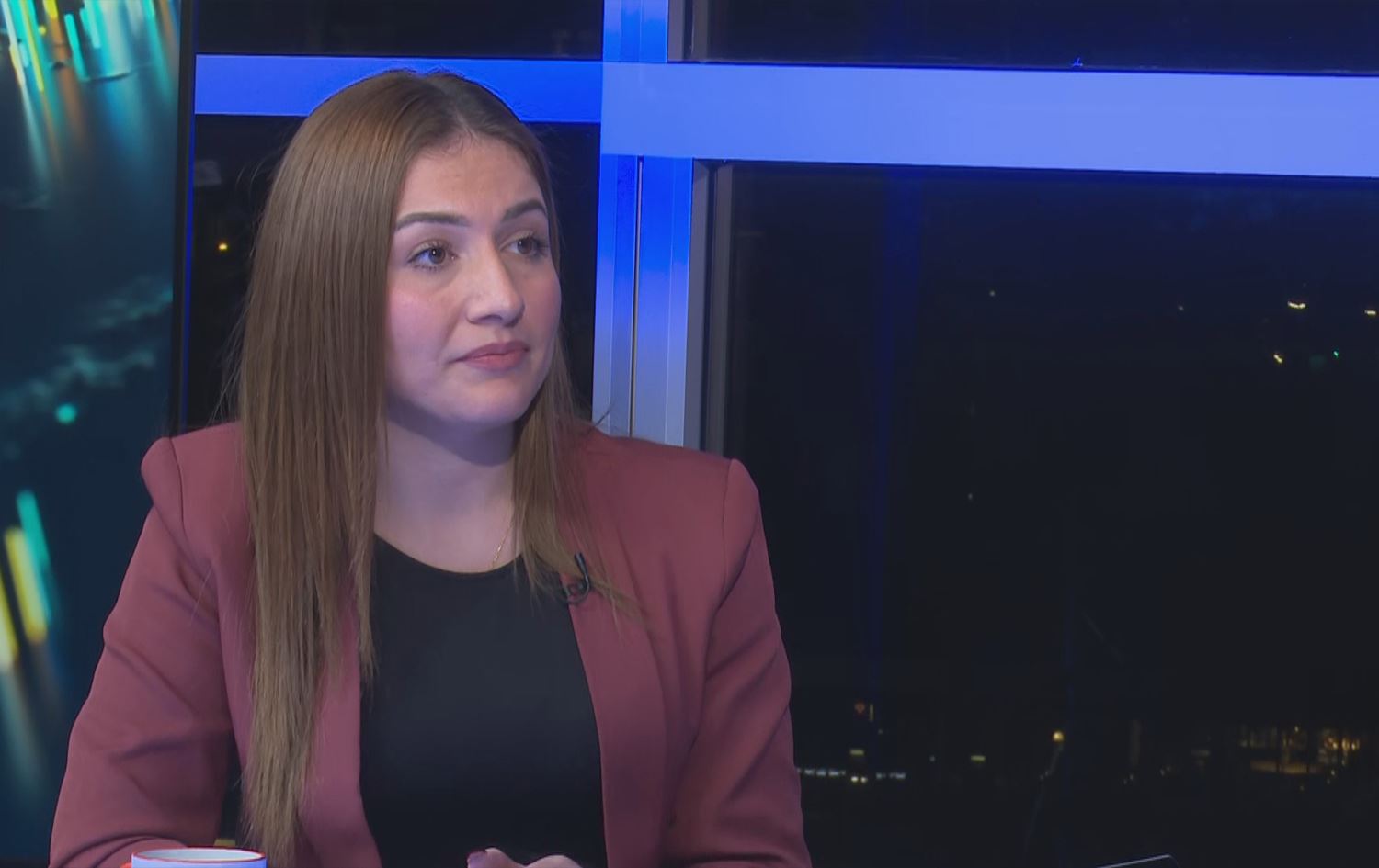 کچێكی خەڵکی رۆژئاوای کوردستان لە نەمسا وەرگێڕیی بۆ کۆچبەرانی کورد دەکات