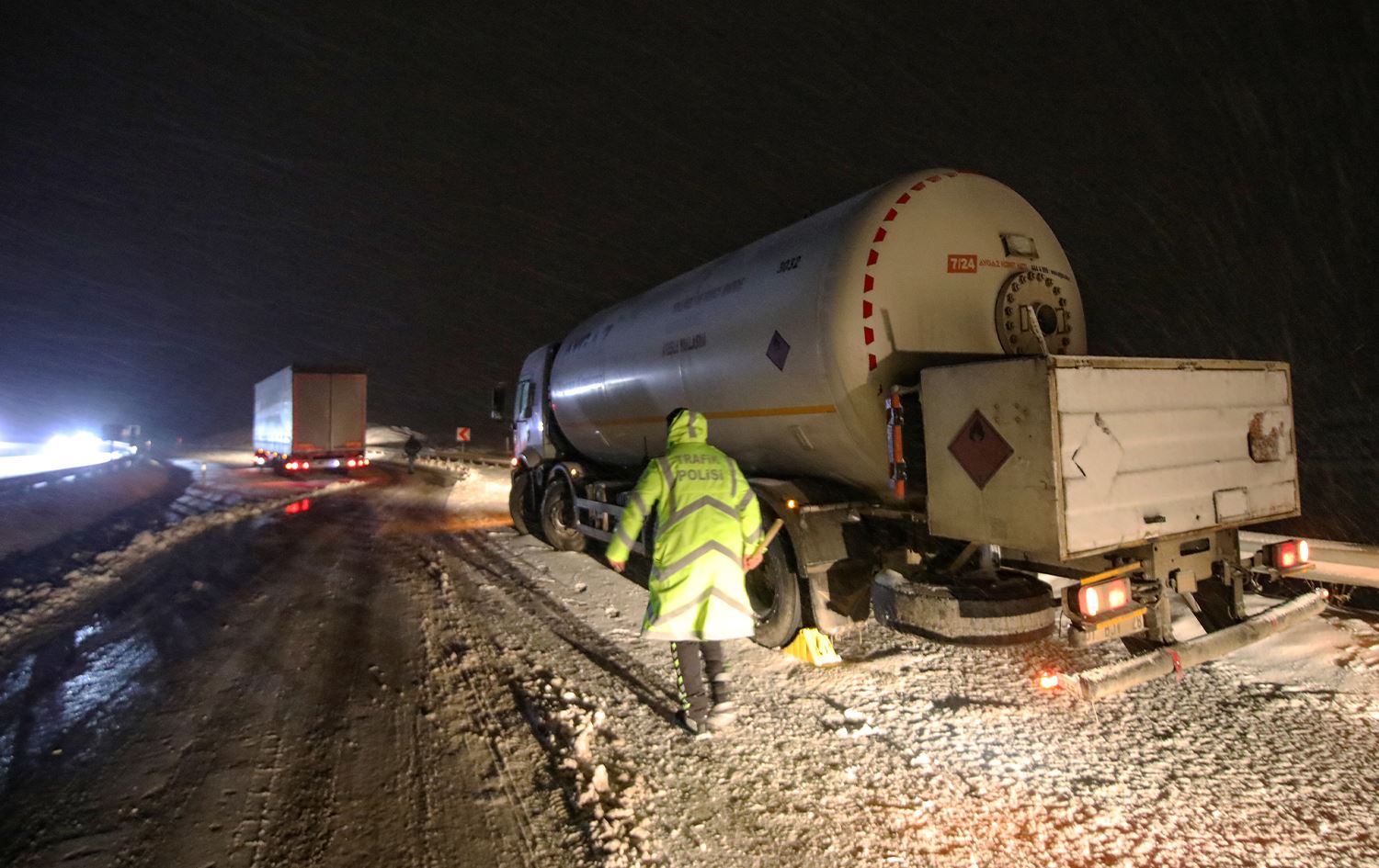 بەفر رێگەی 165 گوند لە باکووری کوردستان دادەخات