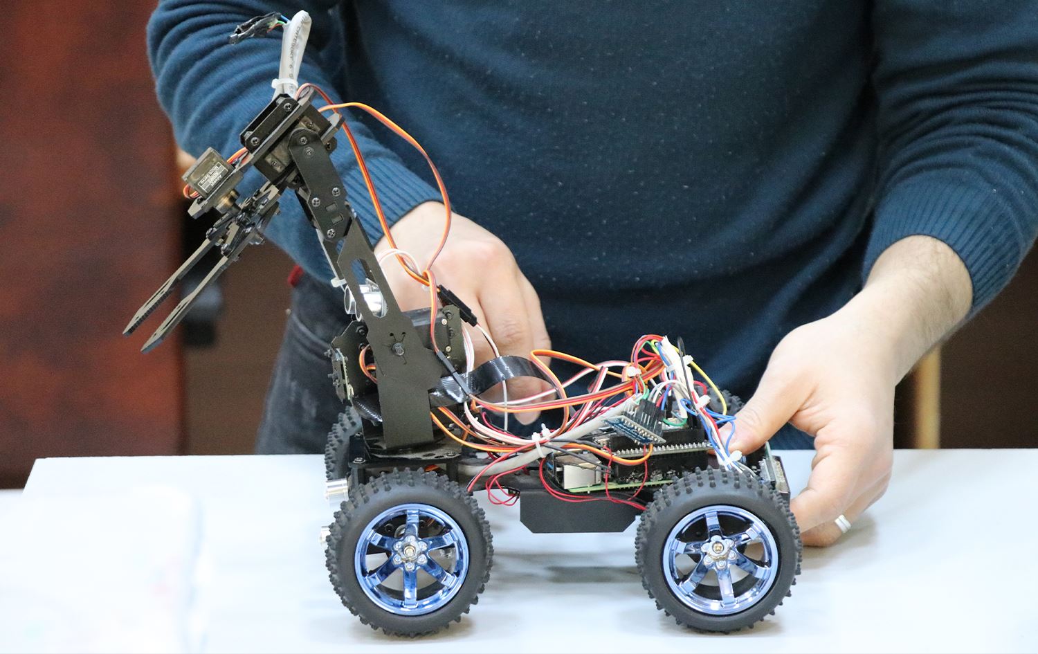 Zanîngeha Sêrtê: Xwendekarekî Misirî robota jinavbirina bombeyan çêkir