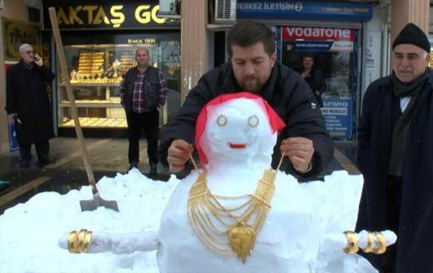 Ji berfê 'bûkek' çêkirin û zêr pêve kirin