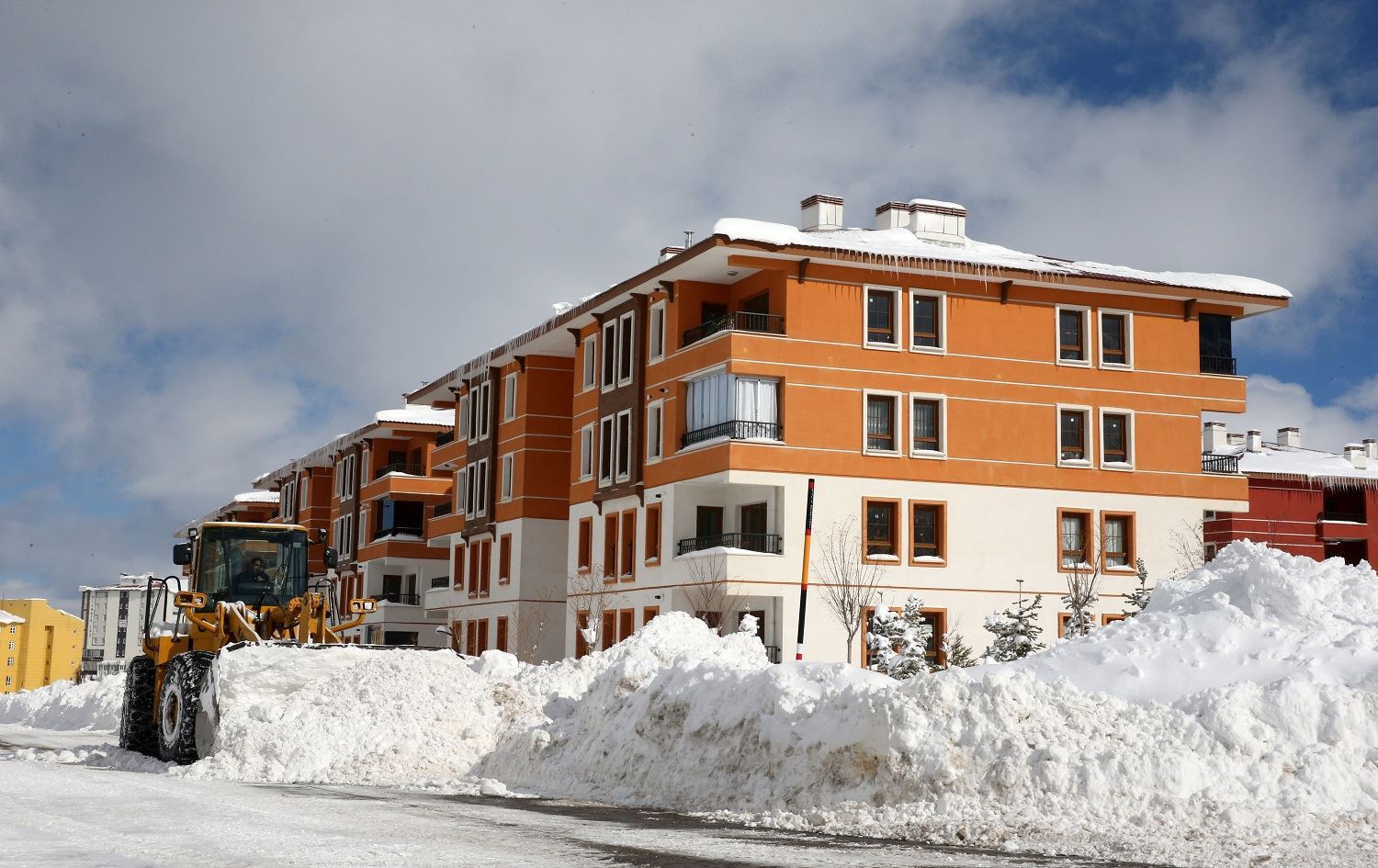 Li Bakurê Kurdistanê barîna berfê berdewam e