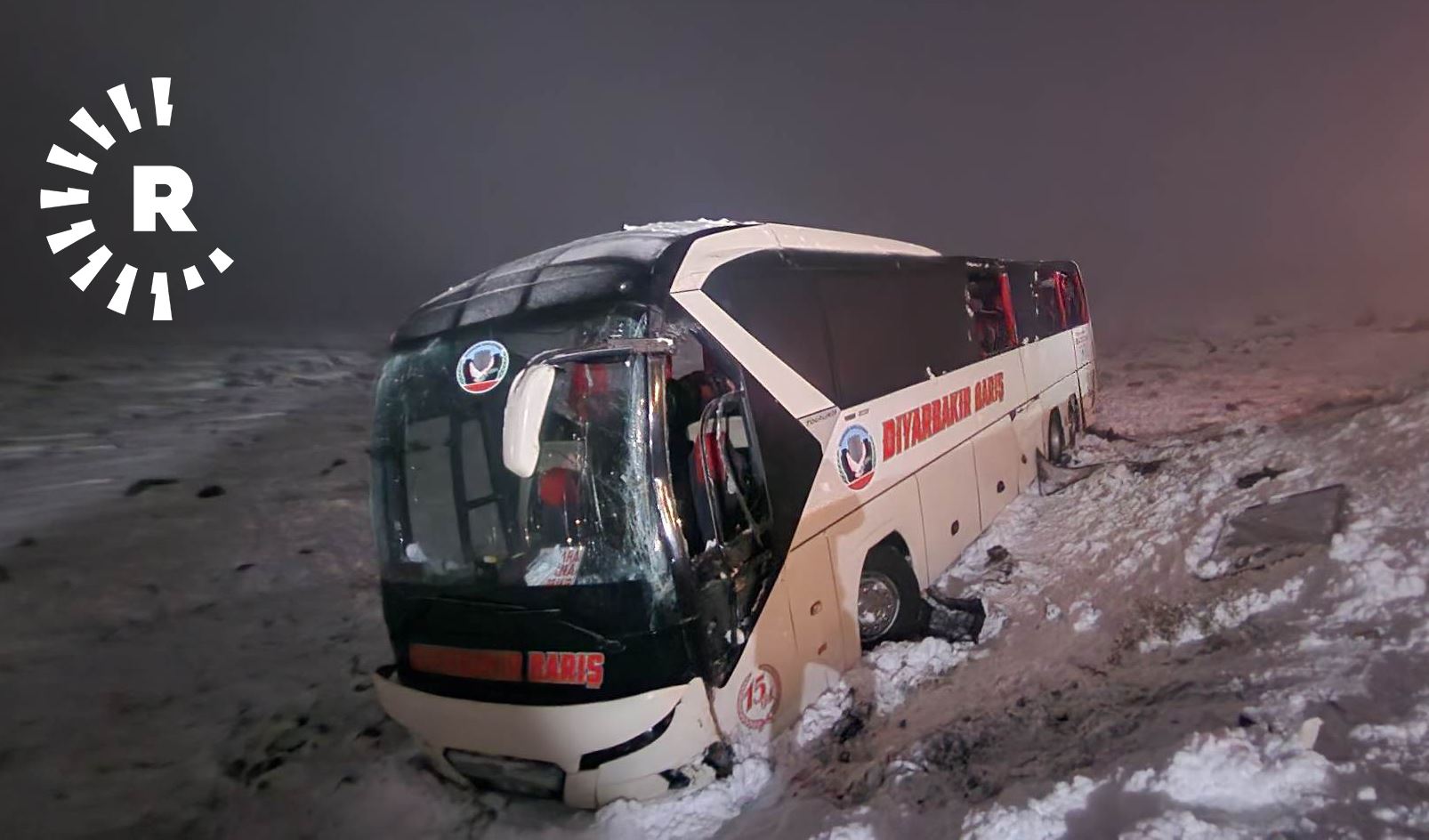 Yolcu otobüsü şarampole devrildi; Diyarbakır-Urfa yolu trafiğe kapatıldı