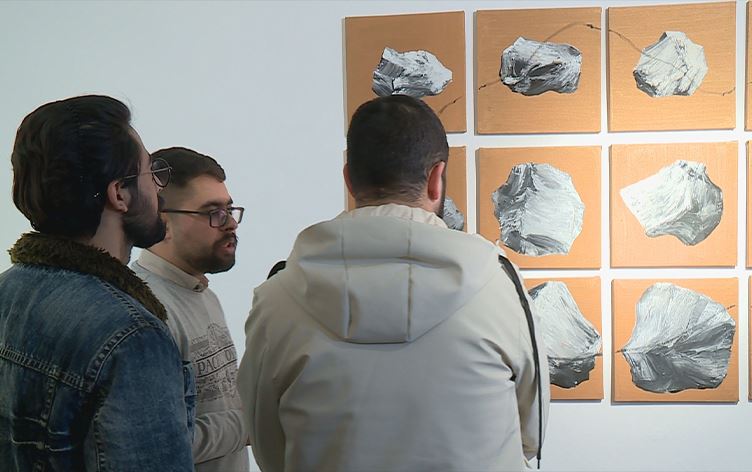 لە پێشانگەی 'چیرۆک'ـدا بەرد کارەکتەری سەرەکی تابلۆکانە