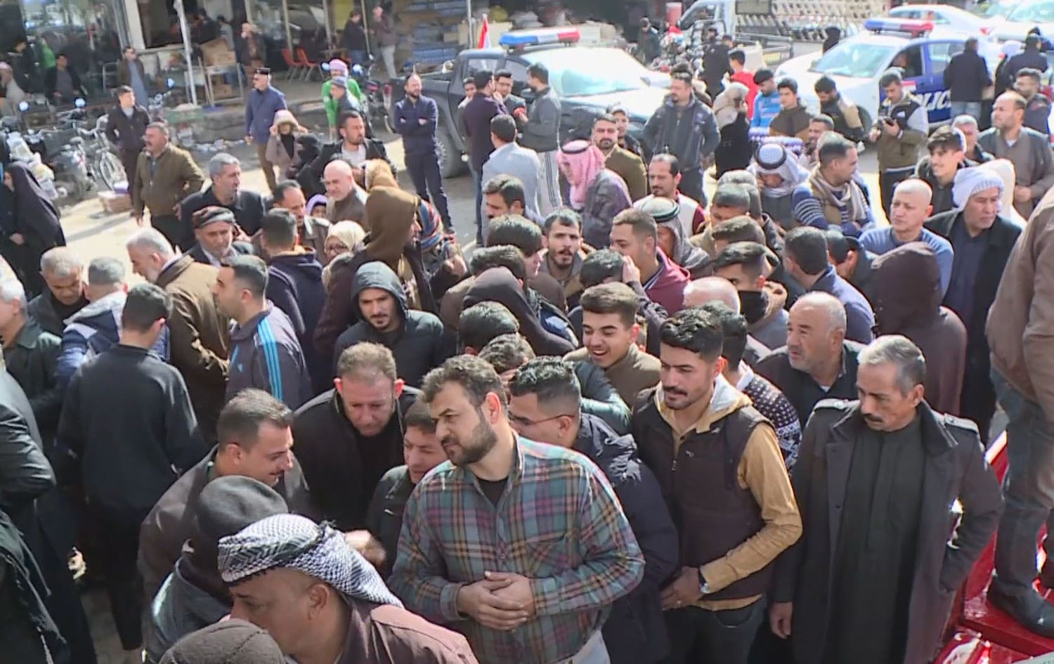 دەیان کەس لە کەرکووک نۆرە بۆ هێلکە، مریشک و ئارد دەگرن؛ 'نرخەکەی لە بازاڕ کەمترە'