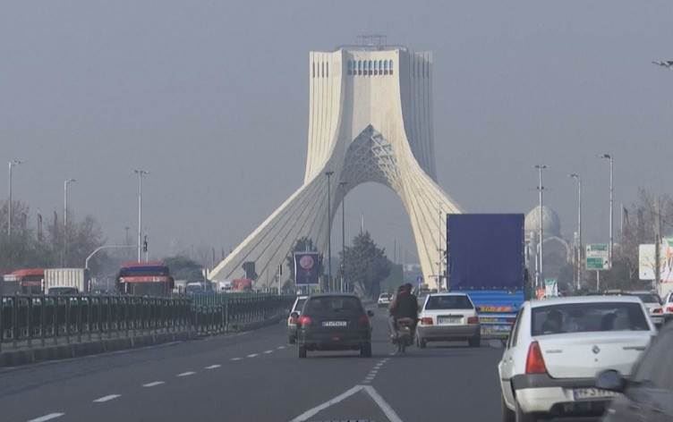 مسؤولان إيرانيان بارزان  يدعوان لتغيير في النظام السياسي ببلادهما