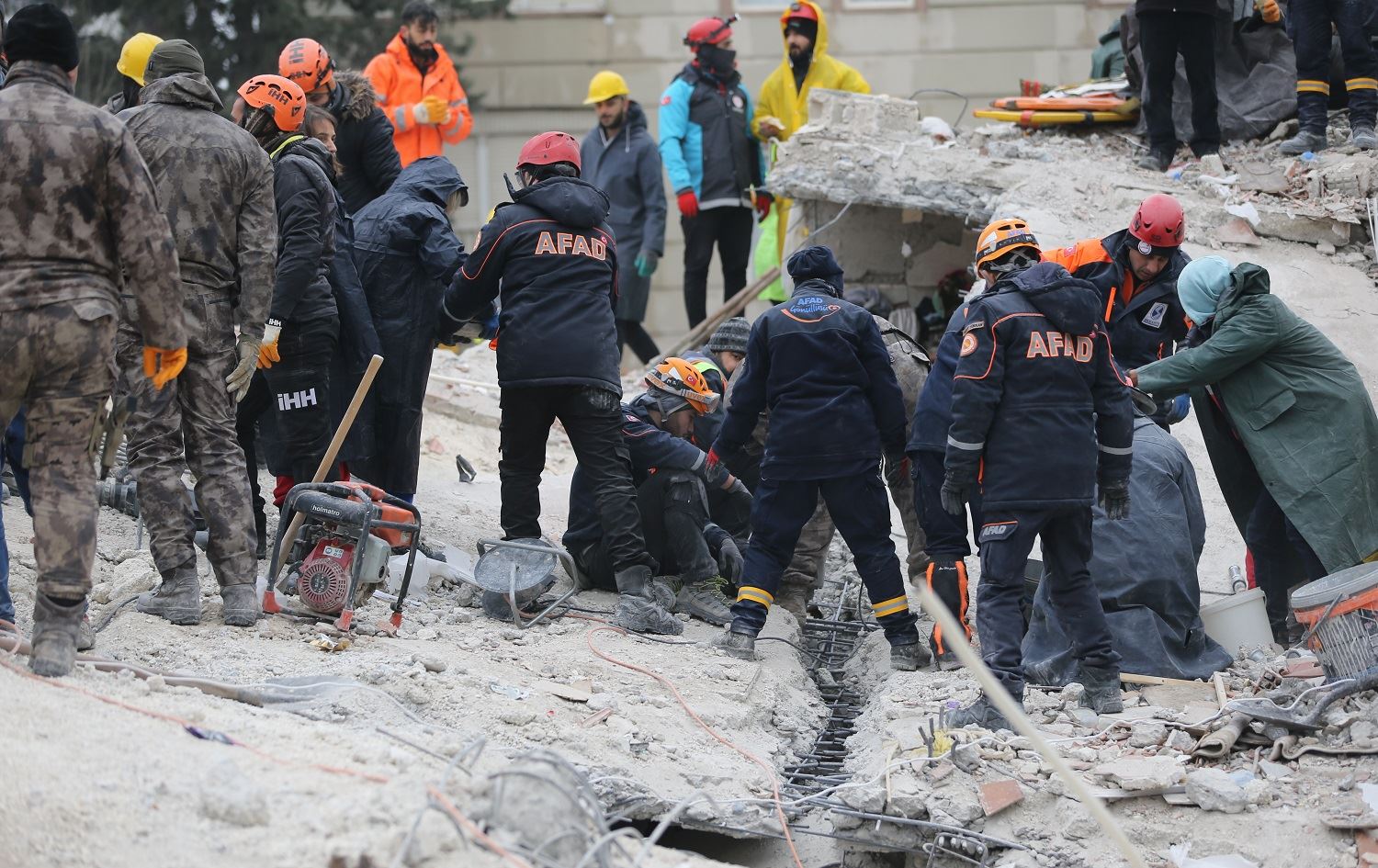 Li Rihayê jineke Sûriyeyî ji bin kavilên avahiyekê hat rizgarkirin