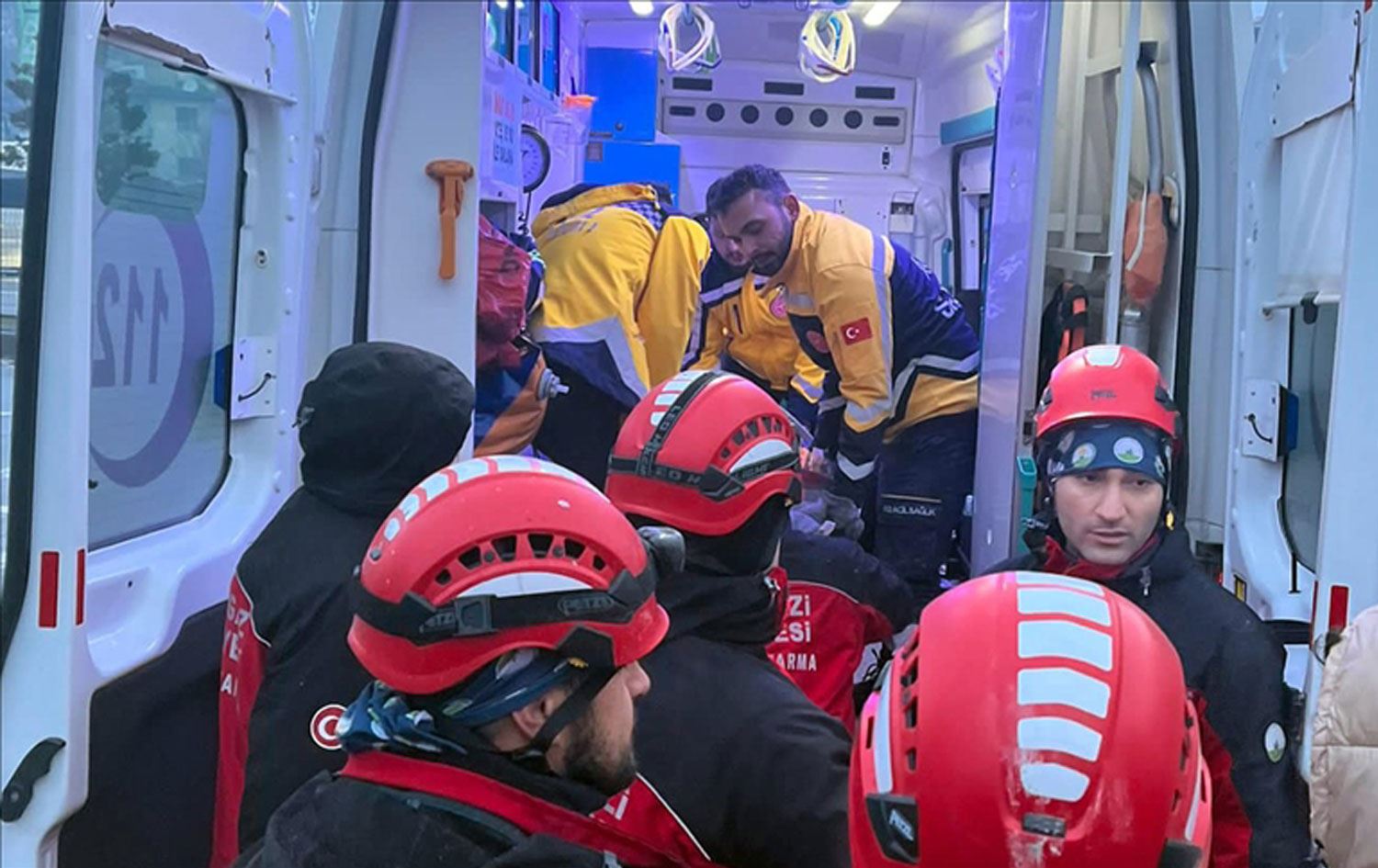 Maraş'ta genç kız depremden 28 saat sonra kurtarıldı