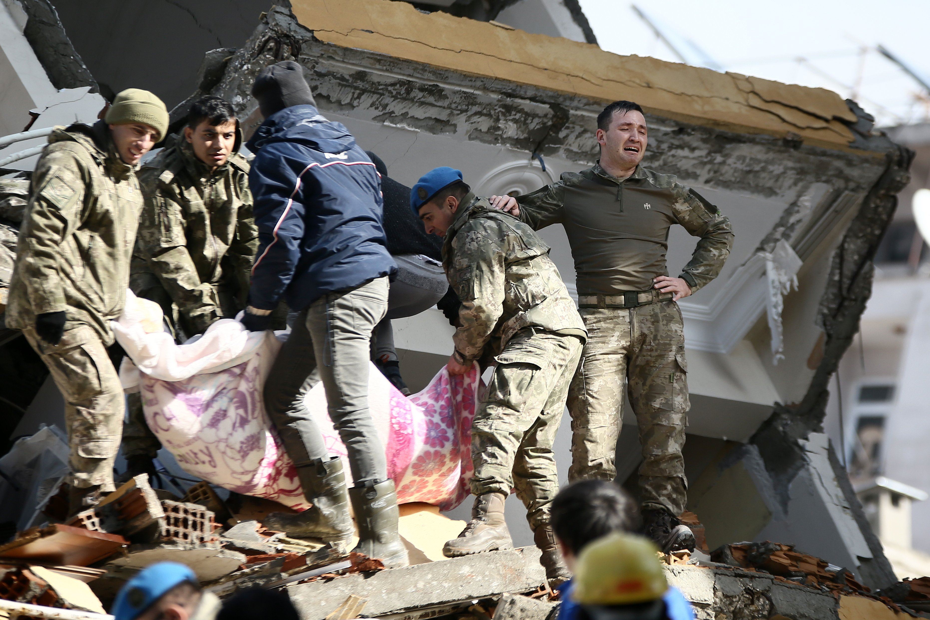 Deprem bölgesindeki çalışmalara polis, jandarma ve sahil güvenlik de katılıyor
