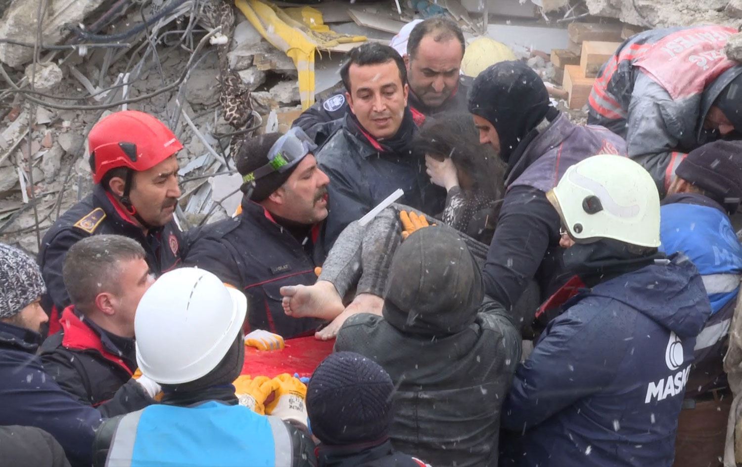 Meletî - Tîmên Wanê 9 kes ji bin xirbeyan rizgar kirin