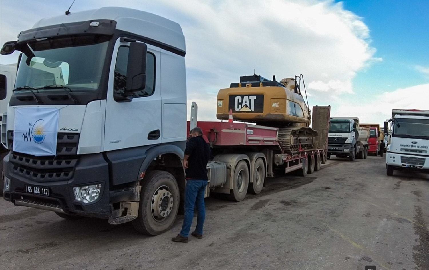 Ji Wanê bo Meletiyê makîneyên kar û ekîbên lêgerîn û rizgarkirinê hatin şandin