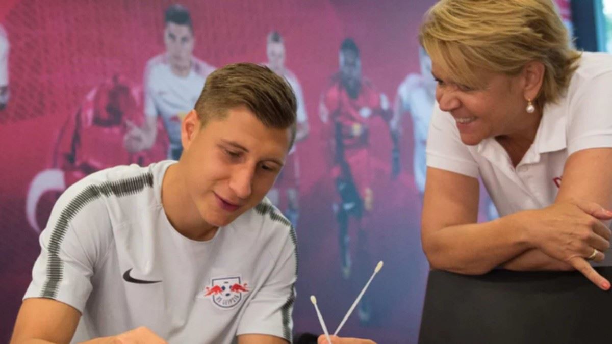 ڤیدیۆ؛ ئەمڕۆ یاریزانێکی بوندێسلیگا خانە بنەڕەتییەکانی دەبەخشێتە نەخۆشێکی شێرپەنجە