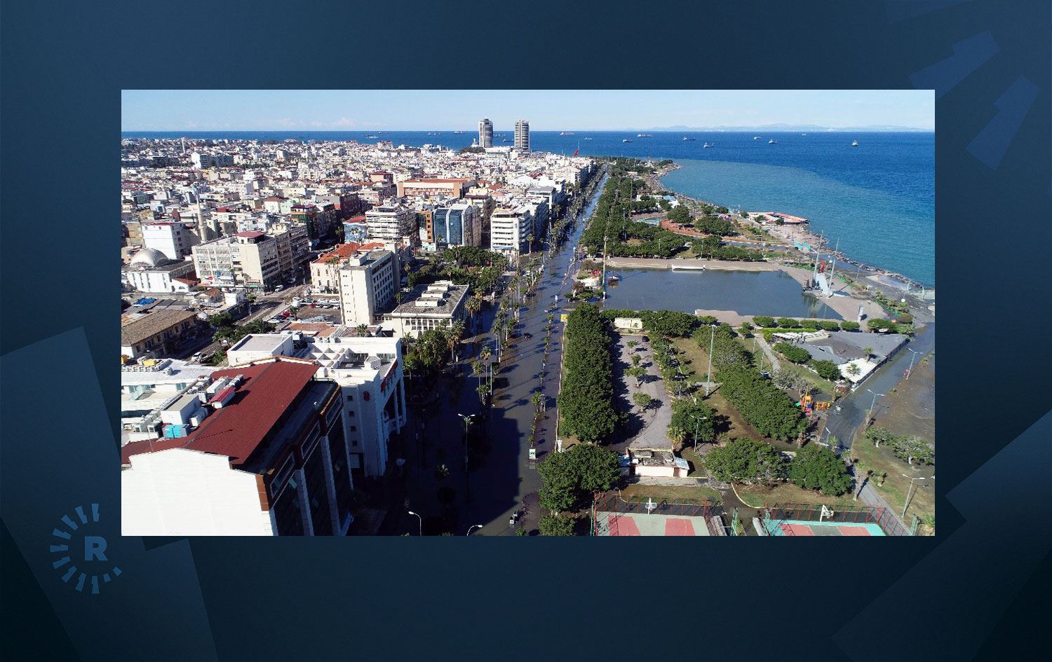 Deniz yükseldi, İskenderun'da caddeleri su bastı