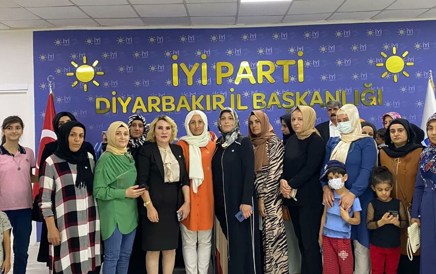 Diyarbakır'da İYİ Parti'li kadın siyasetçi ve ailesi depremde hayatını kaybetti