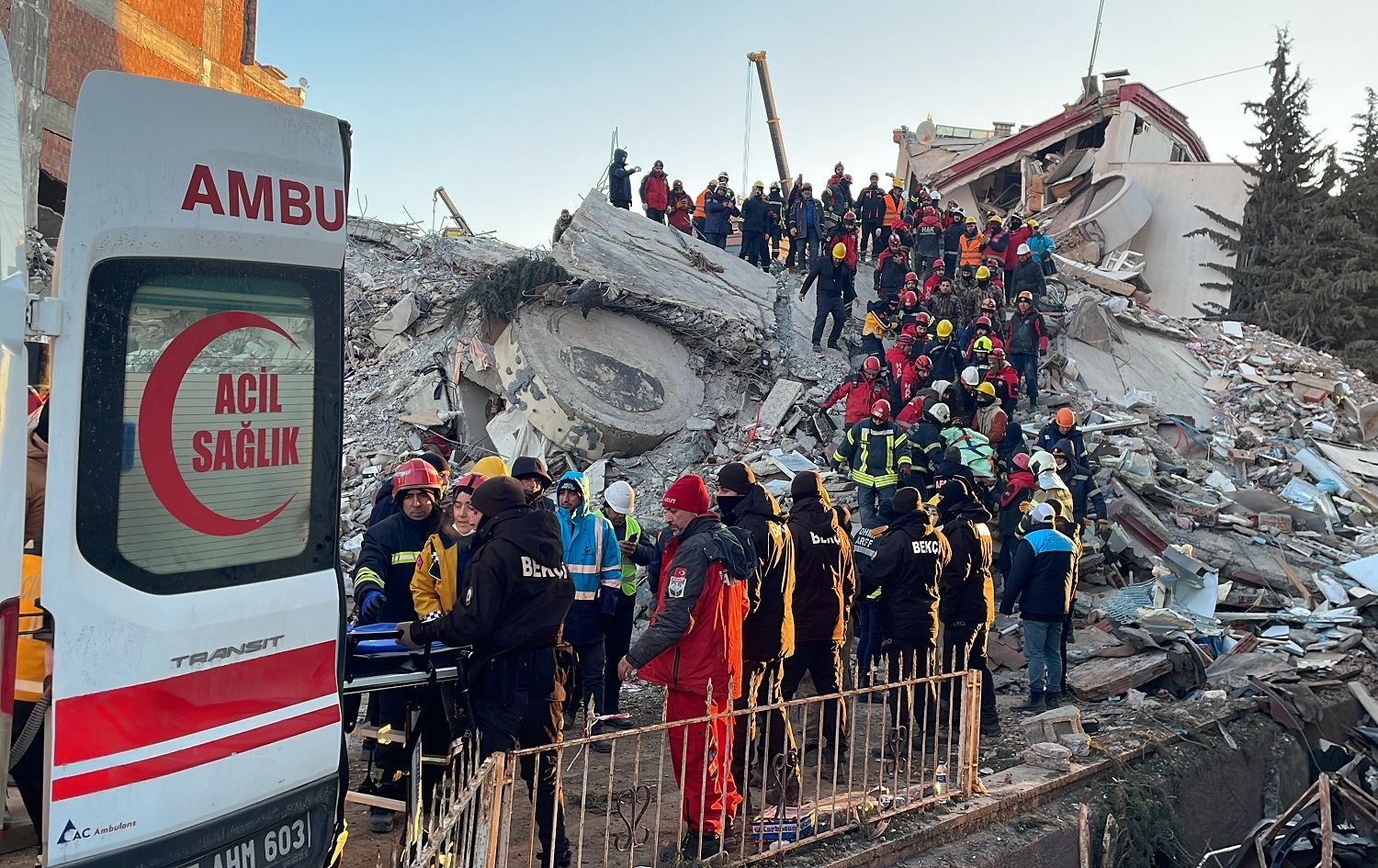 Li Dîlokê 3 kes 76 saet piştî erdhejê ji bin kavilan hatin rizgarkirin