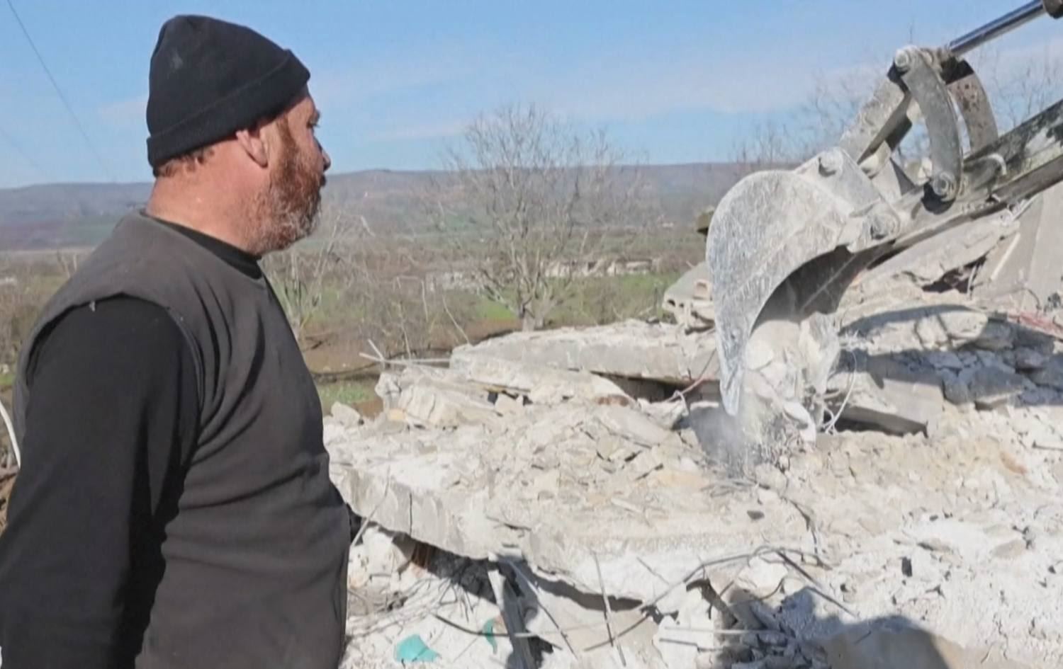 ئاوارەیەکی سووری لە بوومەلەرزە رزگاری دەبێت و  30 ئەندامی خێزانەکەی دەکەونە ژێر باڵەخانەیەک