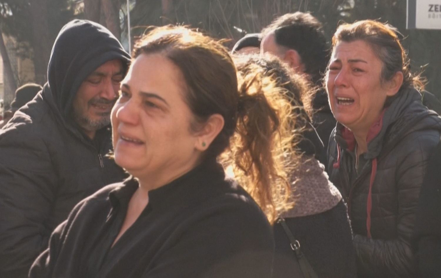 Osmaniye - Xwişk û birayek li bendê ne ku dê û bavê wan bi saxî an mirî bên derxistin