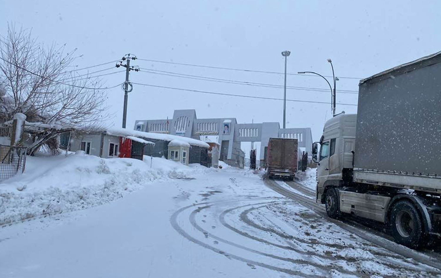 هاتووچۆی بازرگانی لە دەروازەکانی حاجی ئۆمەران و باشماخ ئاساییە