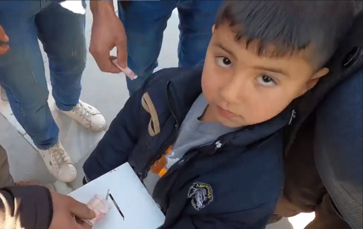 Sirûc - Zarokekî 5 salî yê ji Kobanî ji bo mexdûrên erdhejê alîkariyê kom dike