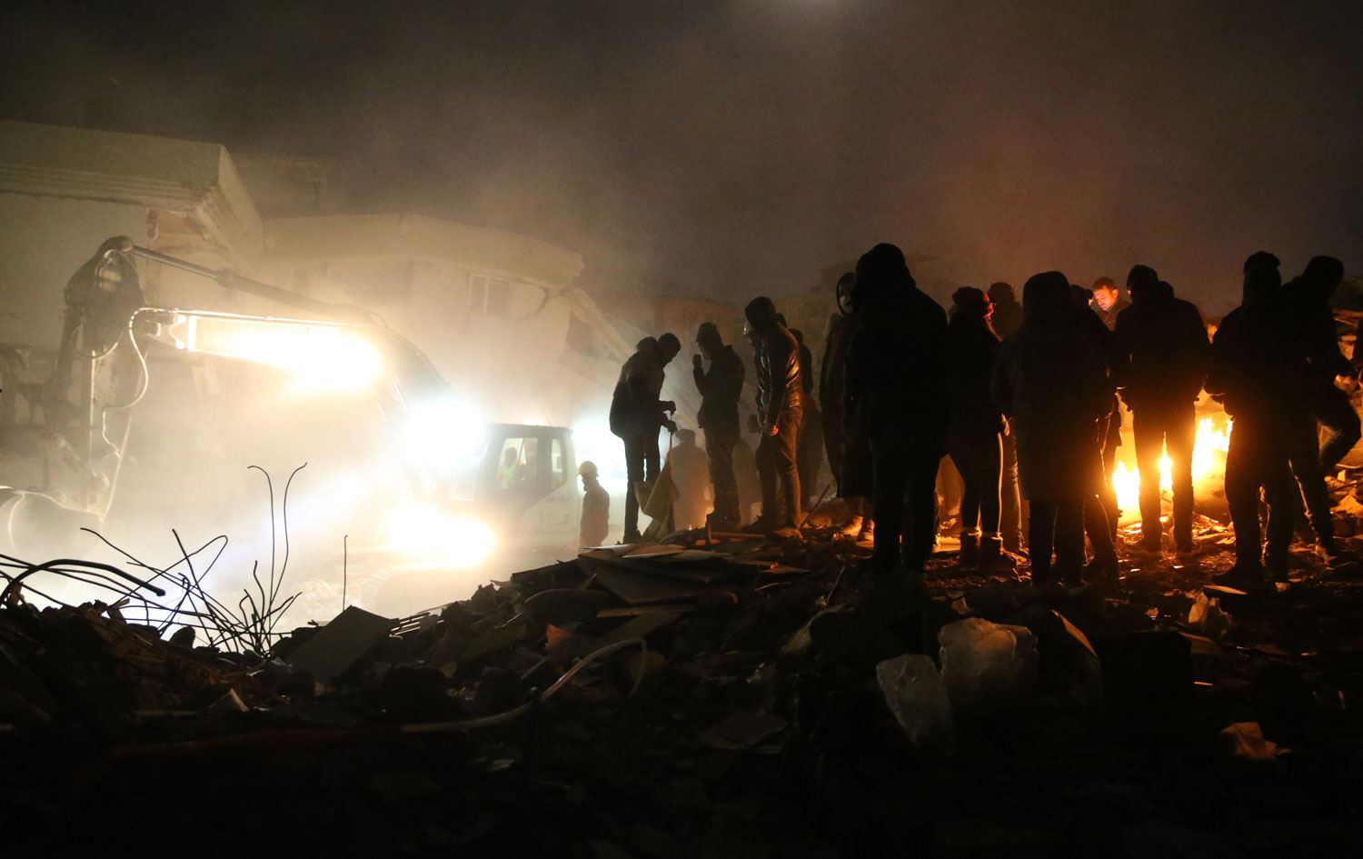 Hâlâ umut var: Genç kadın, 96 saat sonra enkazdan kurtarıldı