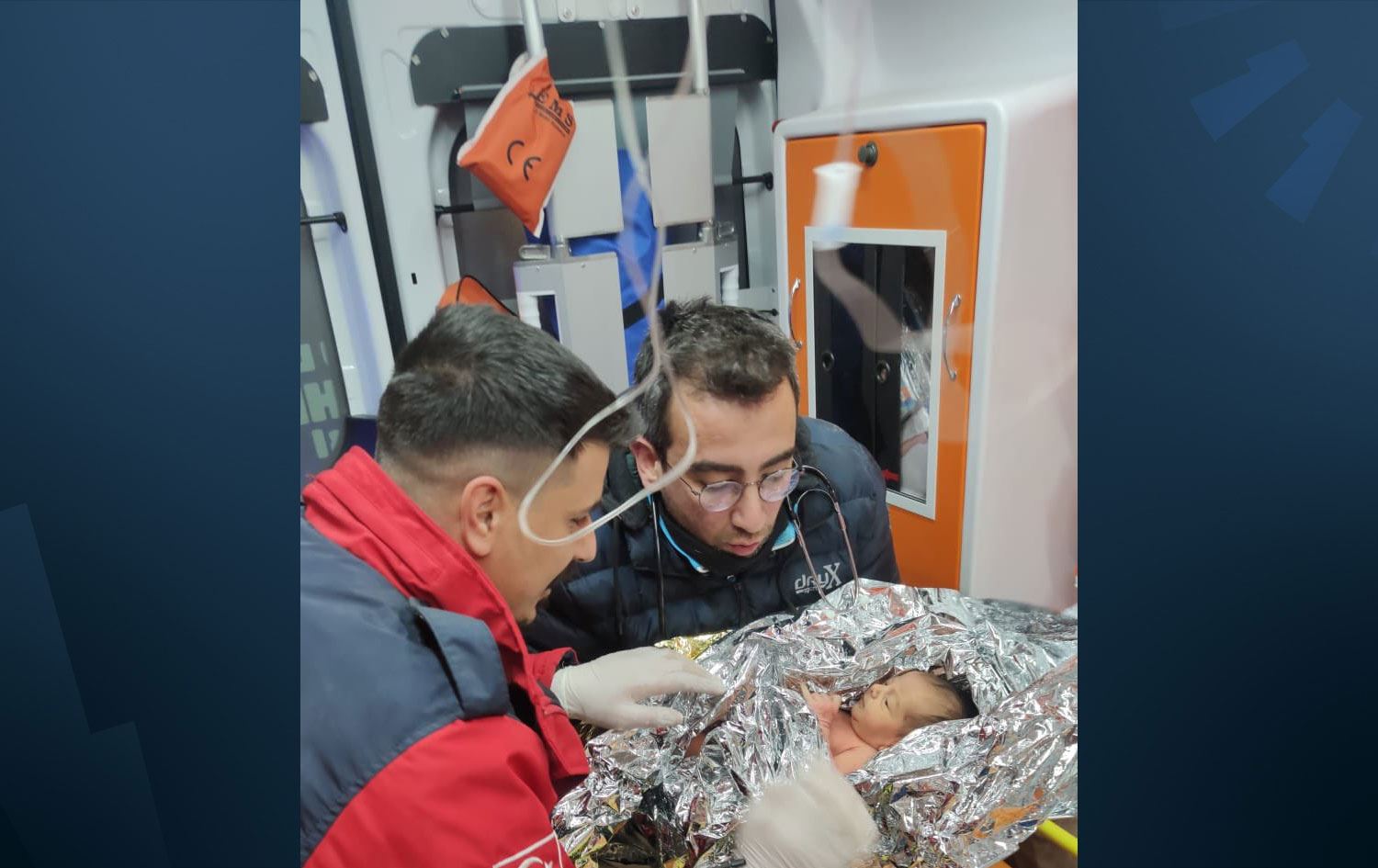 10 günlük bebek, 90 saat sonra enkazdan kurtarıldı