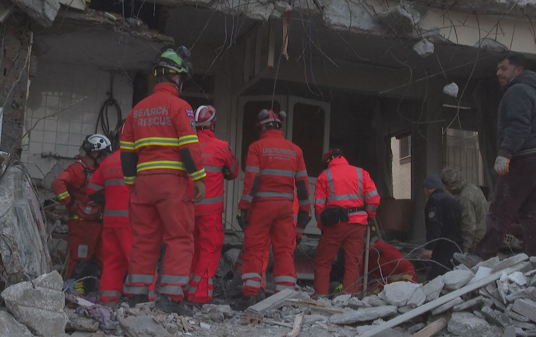 تیمێکی بەریتانی لە تورکیا بە سەگی راهێنراو هەوڵی رزگارکردنی ئەوانە دەدات کە هێشتا لەژێر باڵەخانەکاندان