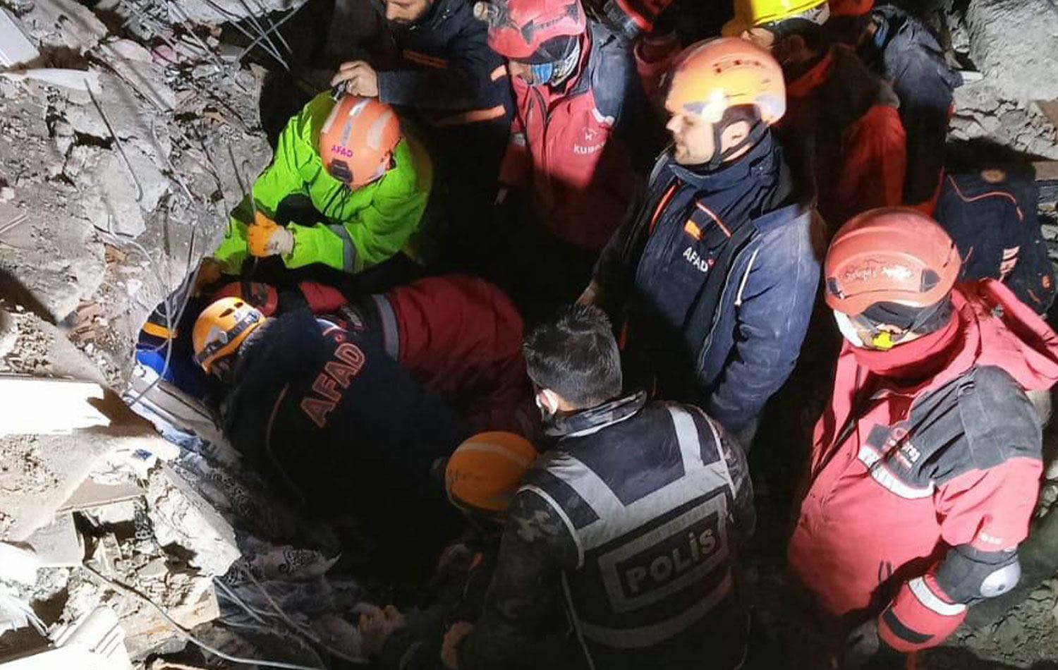 Diyarbakır'da bir kadın 122 saat sonra kurtarıldı