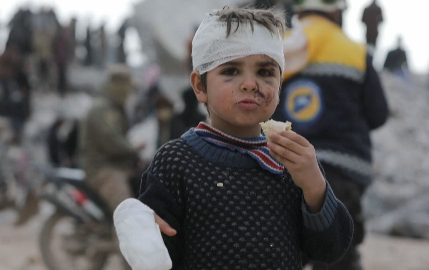 Cindirês: Zarokekî şeş salî hat rizgarkirin lê malbata wî hê di bin kavilan de ne