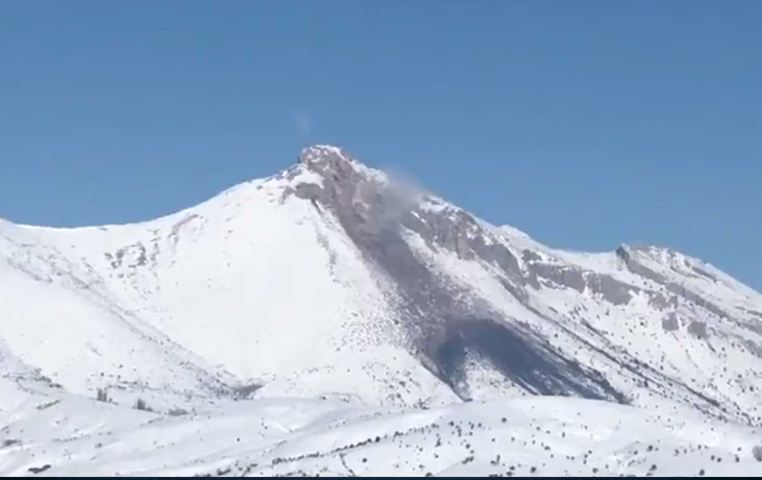 Göksun'da dağdan yükselen dumanlar korkuttu: 'Kocaman dağ yanıyor'