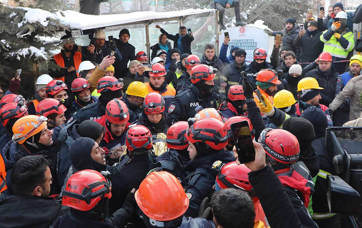 Elbistan'da bir genç kız 133'üncü saatte enkazdan kurtarıldı: Kurtarma ekipleri gözyaşı dökdü