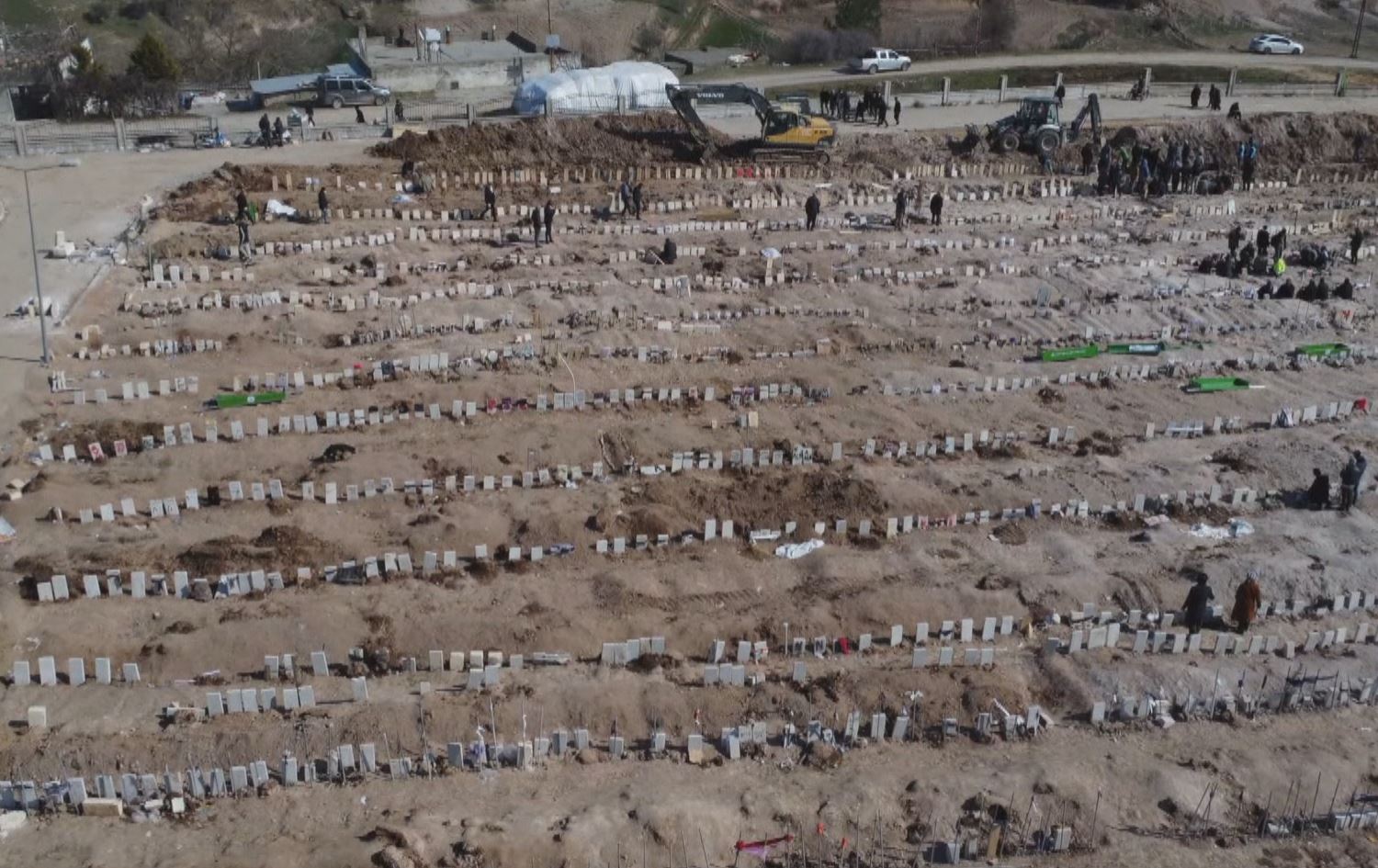 لە سەمسوور قوربانییانی بوومەلەرزە لە گۆڕی بەکۆمەڵ بەخاک دەسپێردرێن