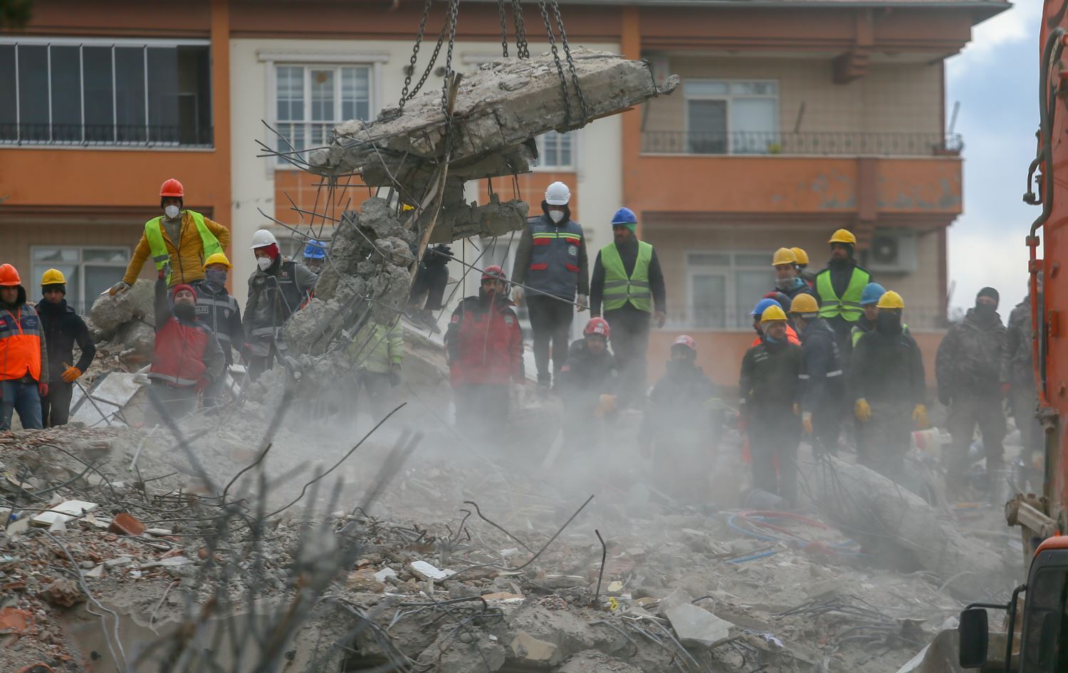 Fahrettin Koca: Di erdhejê de 22 hezar û 327 kesan canê xwe ji dest dane
