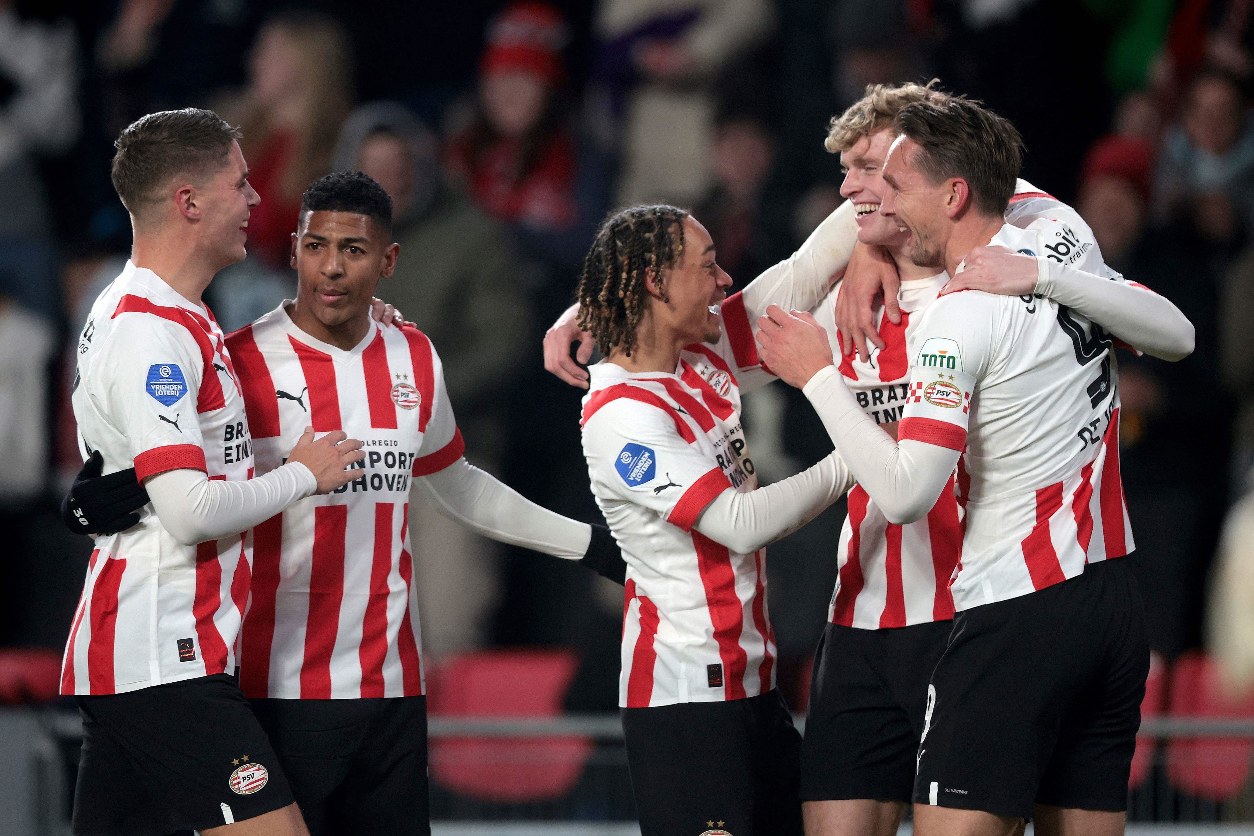 ڤیدیۆ؛ ئایندهۆڤن بە نیو دەرزەن گۆڵ بردییەوە