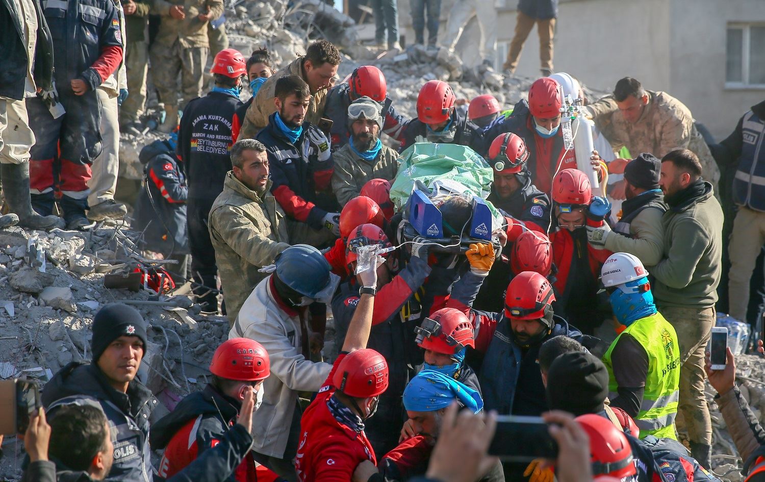 Li Dîlokê 155 saet piştî erdhejê zarokekî 8 salî hat rizgarkirin