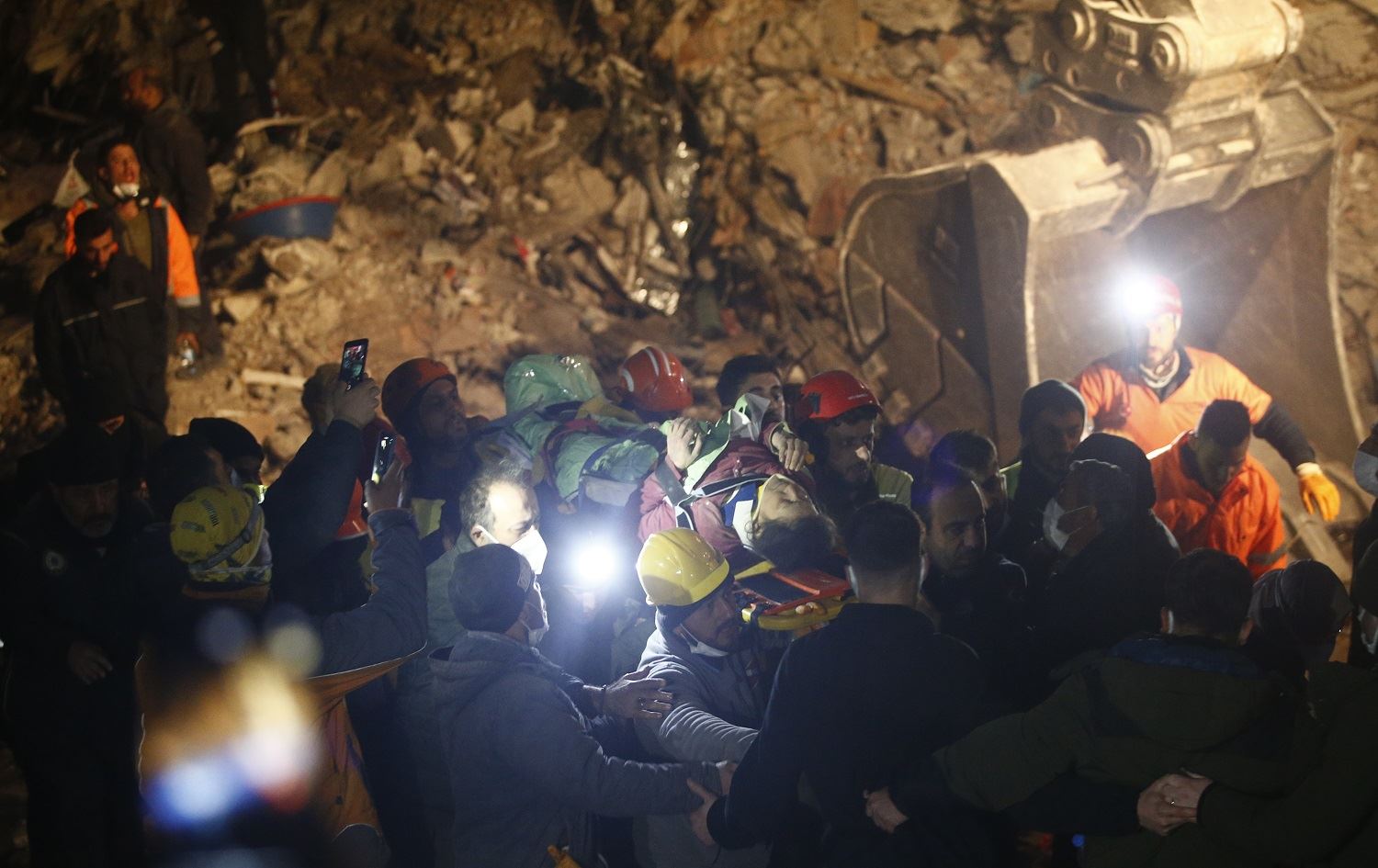 Li Hatayê 159 saet piştî erdhejê jinek ji bin kavilan hat rizgarkirin