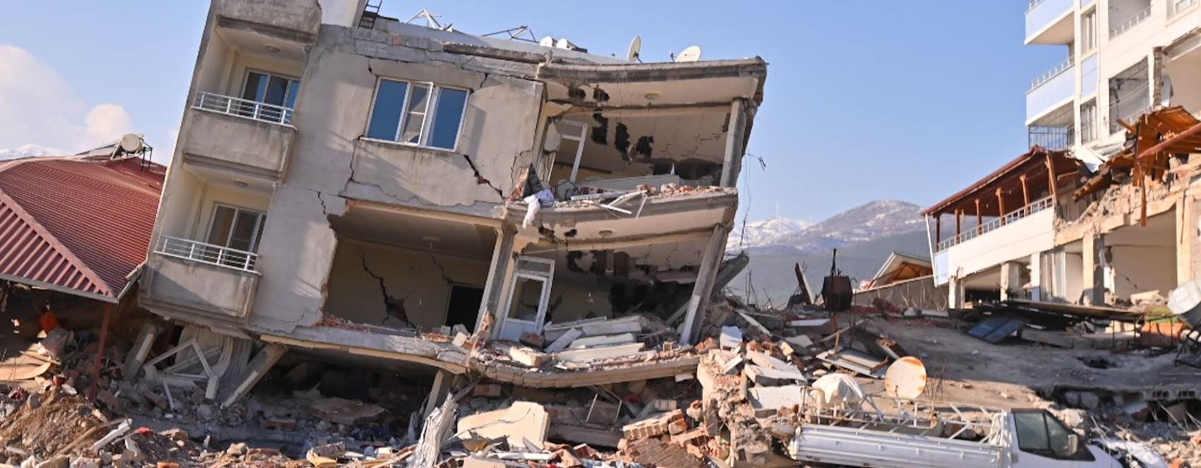 FOTO - Maraş'ta aileler göçük altındaki yakınları için hala umutlu