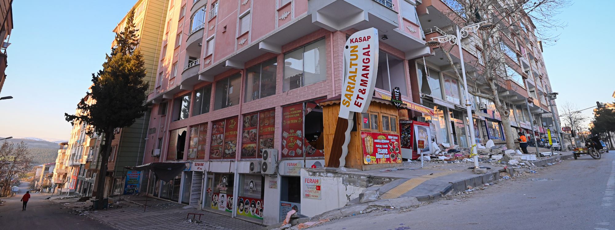 بە وێنە؛ ژیان لە قەزای پەزارچغی مەرەش ئاسایی نەبووەتەوە و بەشێکی خەڵک لەژێر خێمەدا دەژین