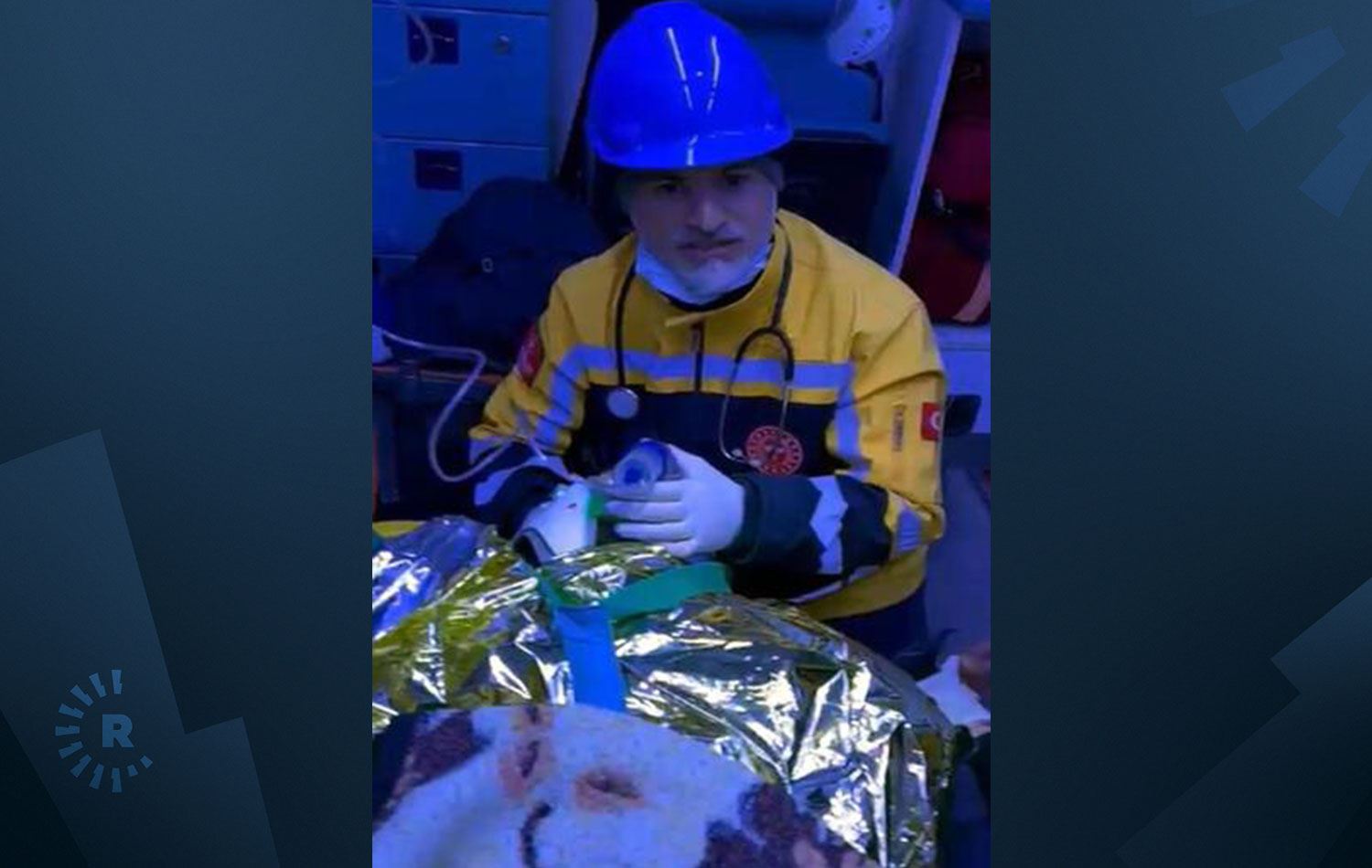 138 saat enkaz altında kalan yaralı kadın: Beni özel hastaneye götürmeyin param yok