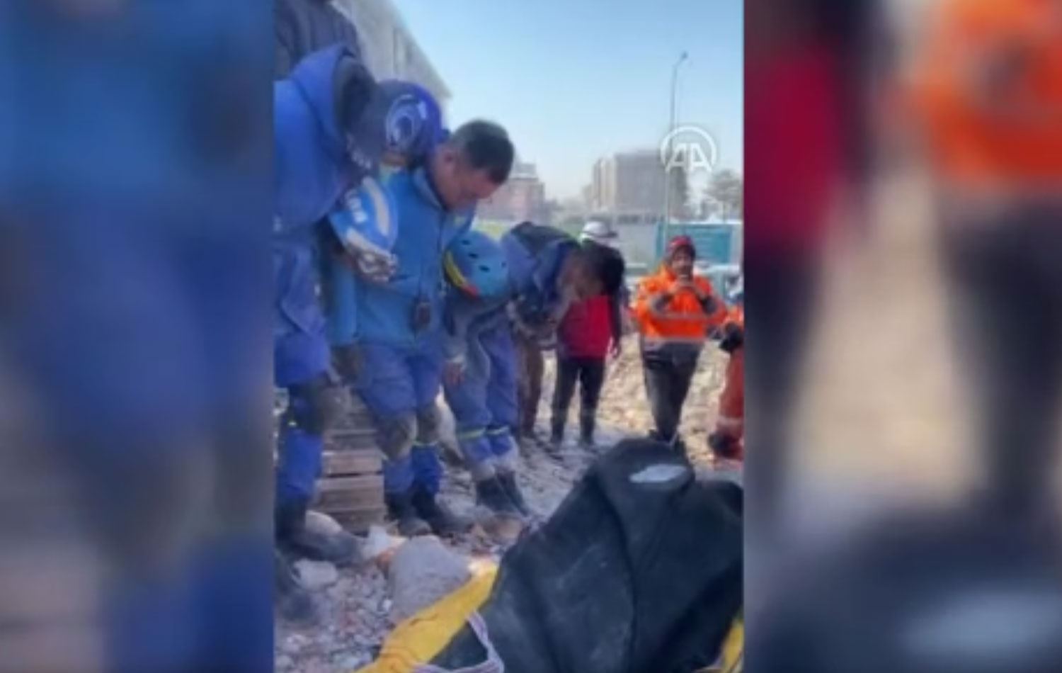 Çinli ekip enkazdan çıkarılan cenazeleri özel selamla uğurluyor