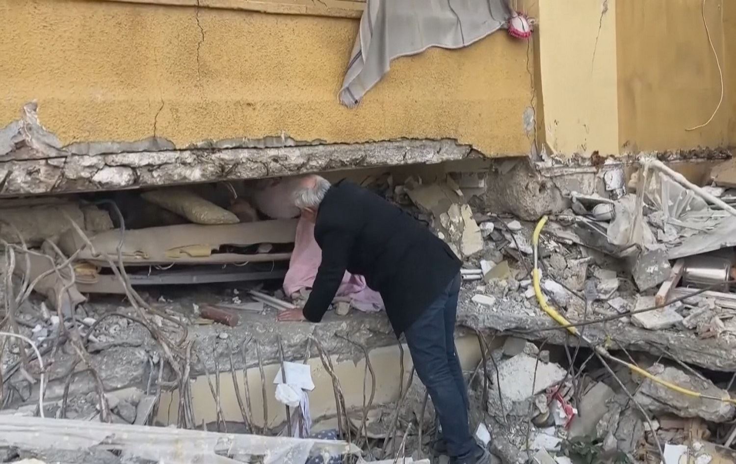 Bi destê xwe av da dayîka xwe lê dîsa jî dayîka wî rizgar nebû