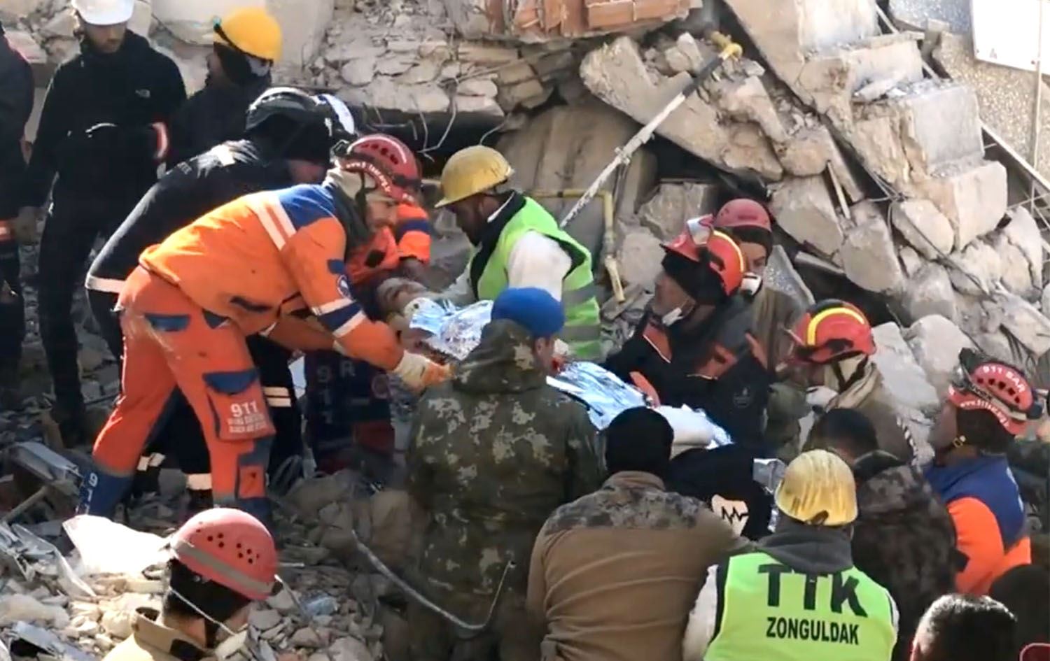 Jinek 26 salî piştî 201 demjimêran bi saxî hat rizgarkirin