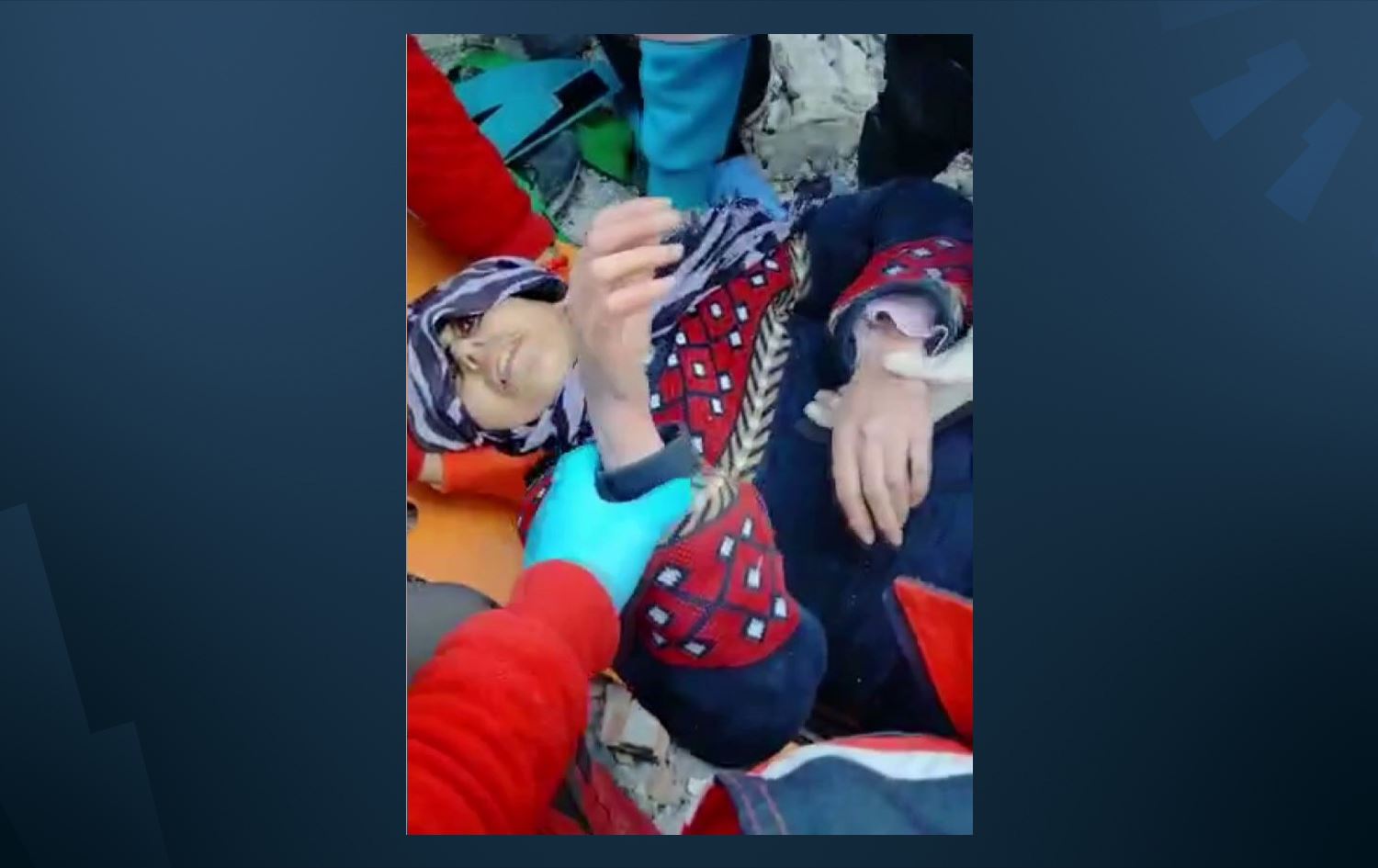 Li Hatayê jinek piştî 204 demjimêran ji bin kavilan hat rizgarkirin