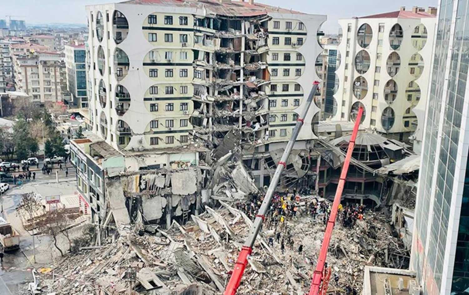 Xwedî, mîmar û endezyarên navenda bazirganiyê ya ku li Amedê hilweşiyabû hatin girtin