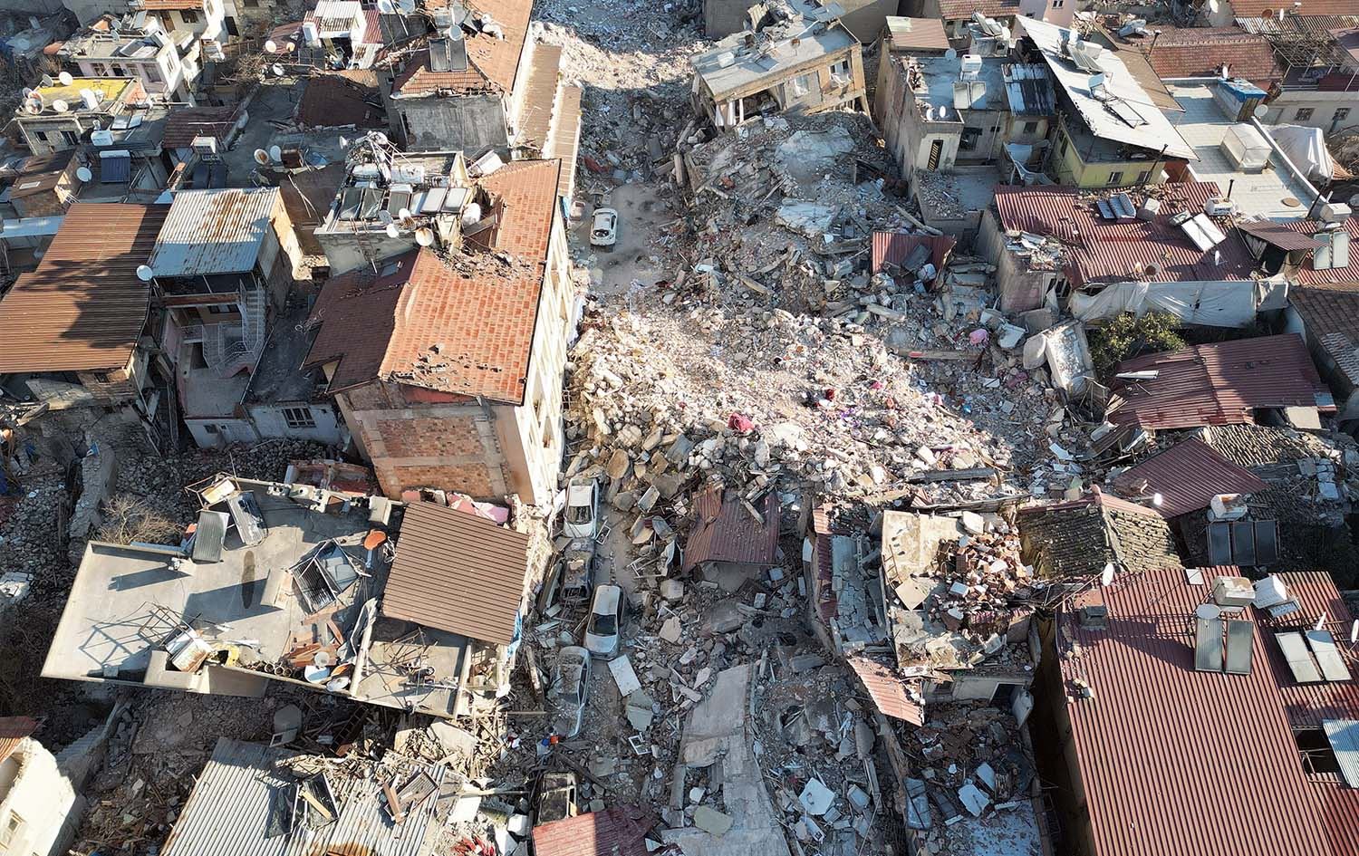 وەزیری گواستنەوە و ژێرخانی تورکیا: لە سەمسوور یەک هەزار و 485 باڵەخانە رووخاون