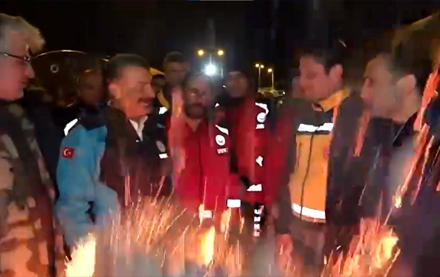 لە هاتای ئاگر بەڕووی وەزیری تەندروستیی تورکیا و ستافەکەیدا کڵپە دەکات